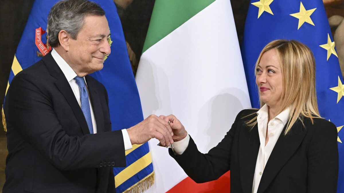 Draghi cede el poder a Meloni y se reúne casi hora y media con ella antes de despedirse del Gobierno