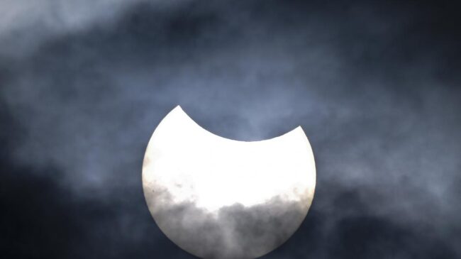 (VÍDEO) Así se ha visto el eclipse parcial de Sol de este martes en todo el mundo