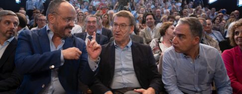 Feijóo pincha en Barcelona ante los problemas del PP con las candidaturas a las municipales