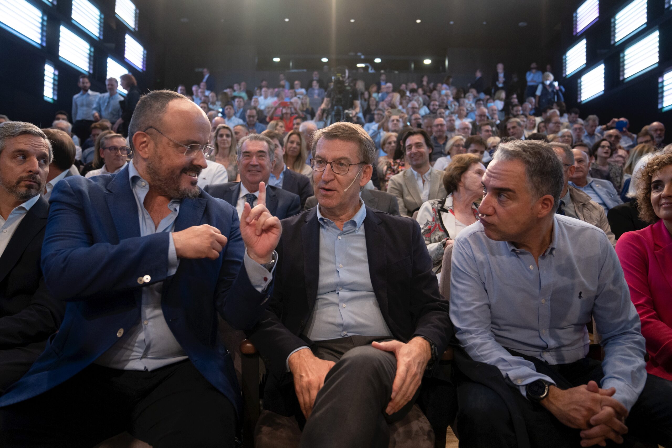 Feijóo pincha en Barcelona ante los problemas del PP con las candidaturas a las municipales