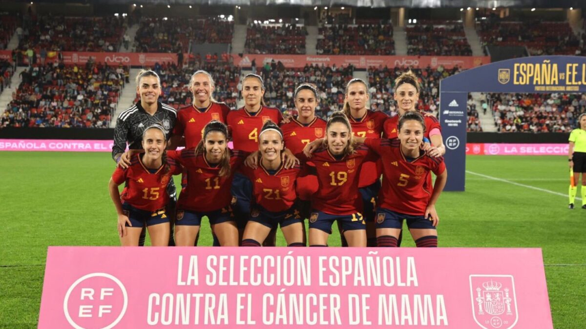 La selección femenina vive una noche histórica por partida doble ante Estados Unidos (2-0)