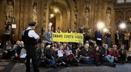 Una treintena de activistas de Greenpeace ocupan el Parlamento británico