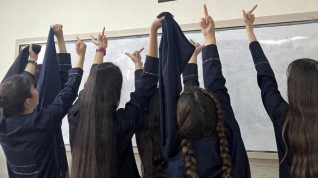 (VÍDEO) Las niñas iraníes se rebelan contra el velo islámico