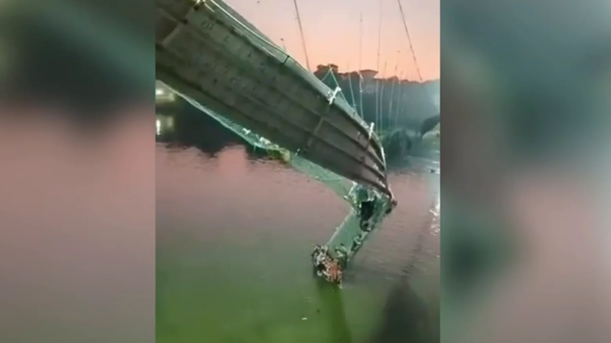 (VÍDEO) El derrumbe de un puente colgante en la India deja al menos 140 muertos y 60 heridos