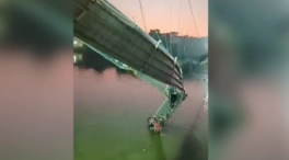 (VÍDEO) El derrumbe de un puente colgante en la India deja al menos 140 muertos y 60 heridos