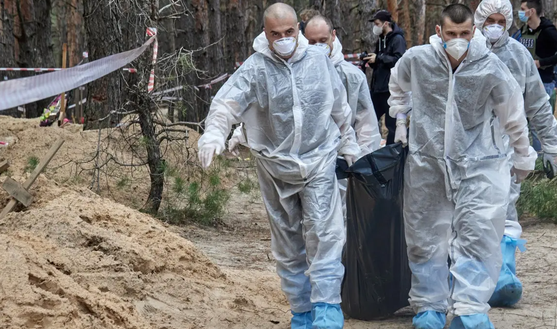 Hallada una nueva fosa común en Ucrania: al menos 17 cuerpos aparecen enterrados en Járkov
