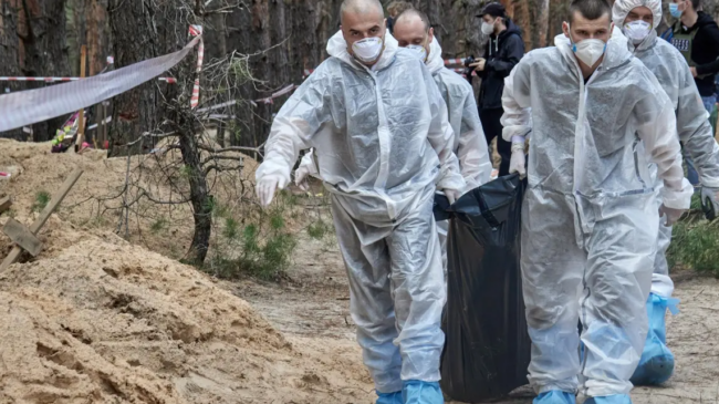 Hallada una nueva fosa común en Ucrania: al menos 17 cuerpos aparecen enterrados en Járkov