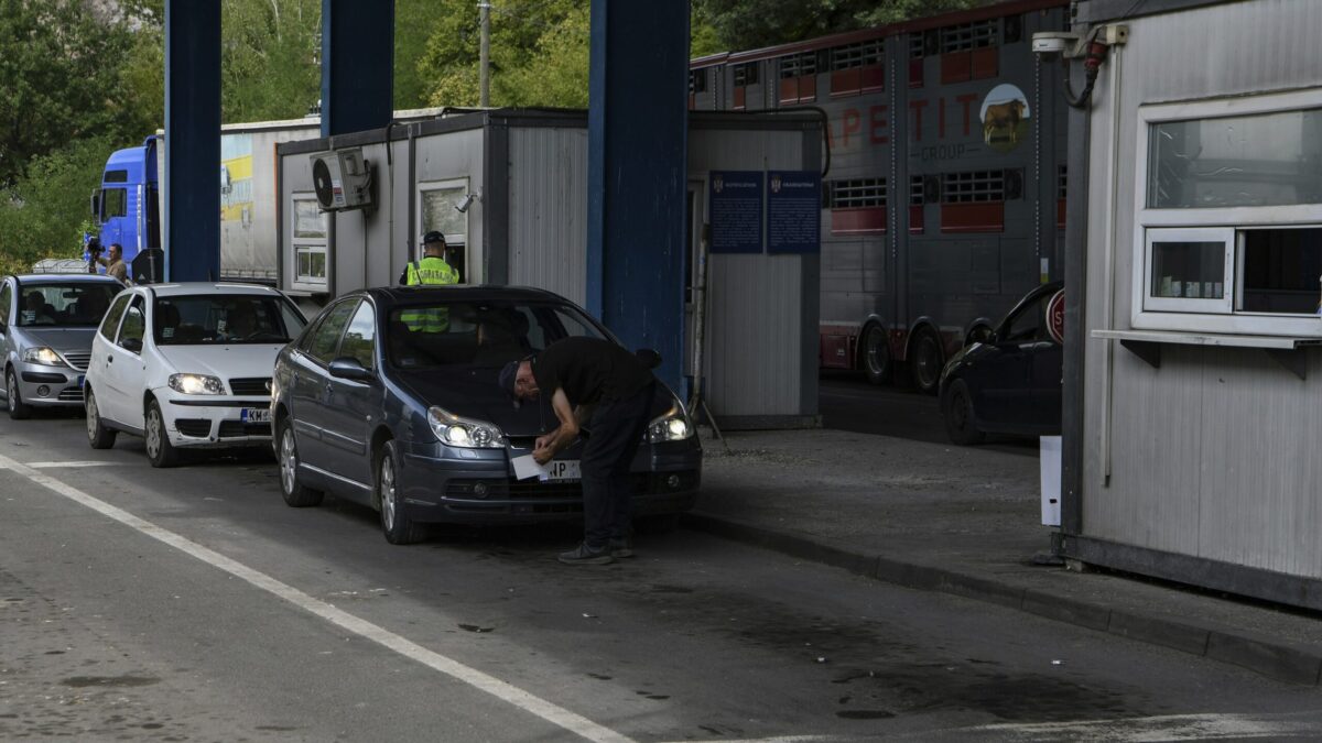 Los ciudadanos serbios de Kosovo se niegan a cambiar sus matrículas por las kosovares: «Bloquearemos las carreteras»