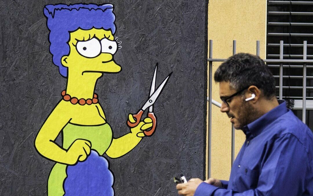 Borran un mural de Marge Simpson cortándose el pelo en apoyo a las protestas en el consulado iraní de Milán