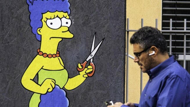 Borran un mural de Marge Simpson cortándose el pelo en apoyo a las protestas en el consulado iraní de Milán