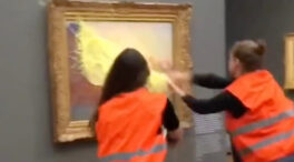 (VÍDEO) Los activistas climáticos vuelven a atacar una obra de arte: puré de patatas contra un cuadro de Monet en Alemania