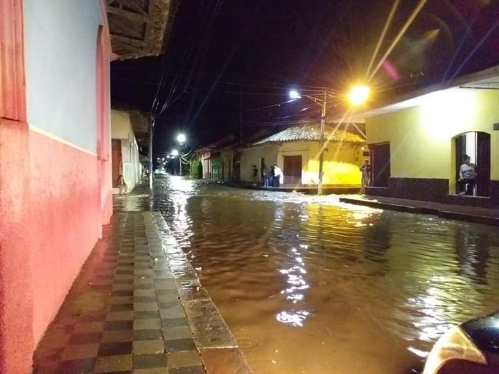 (VÍDEO) El huracán Julia llega a la costa atlántica de Nicaragua con vientos de hasta 140 km/h