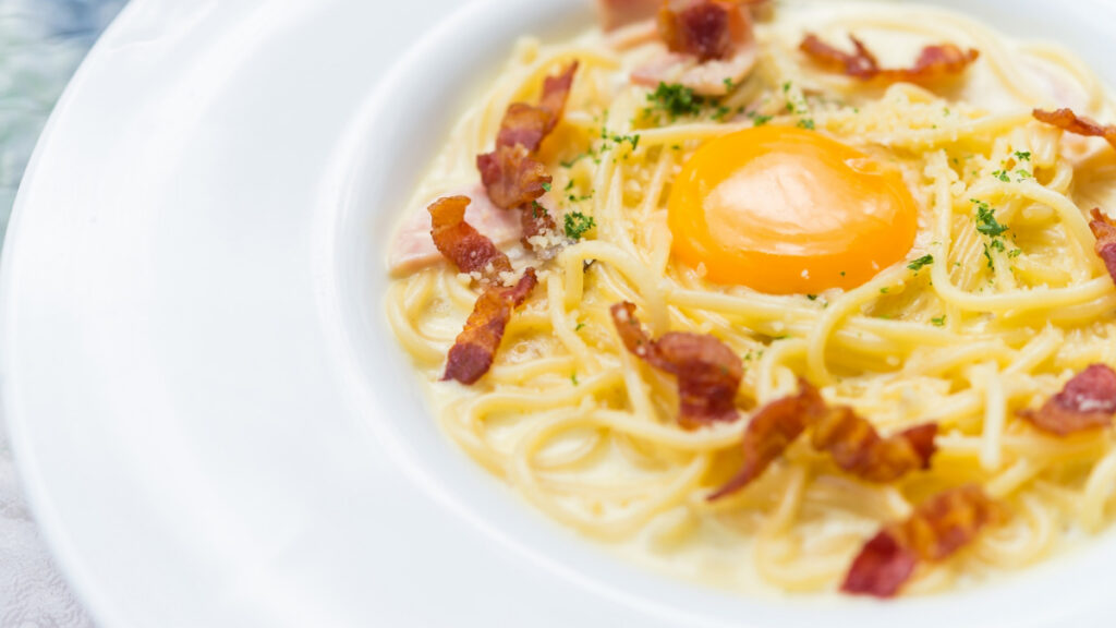 Plato de espagueti Carbonara con Bacon, huevo y nata.