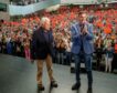 Alfonso Guerra da plantón a Sánchez en el mitin por el 40 aniversario de la victoria de González