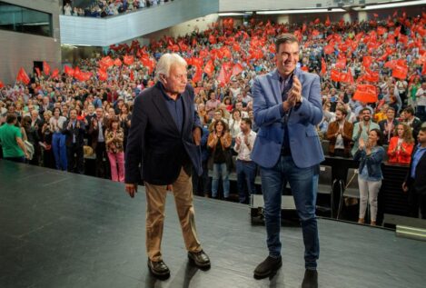 Alfonso Guerra da plantón a Sánchez en el mitin por el 40 aniversario de la victoria de González