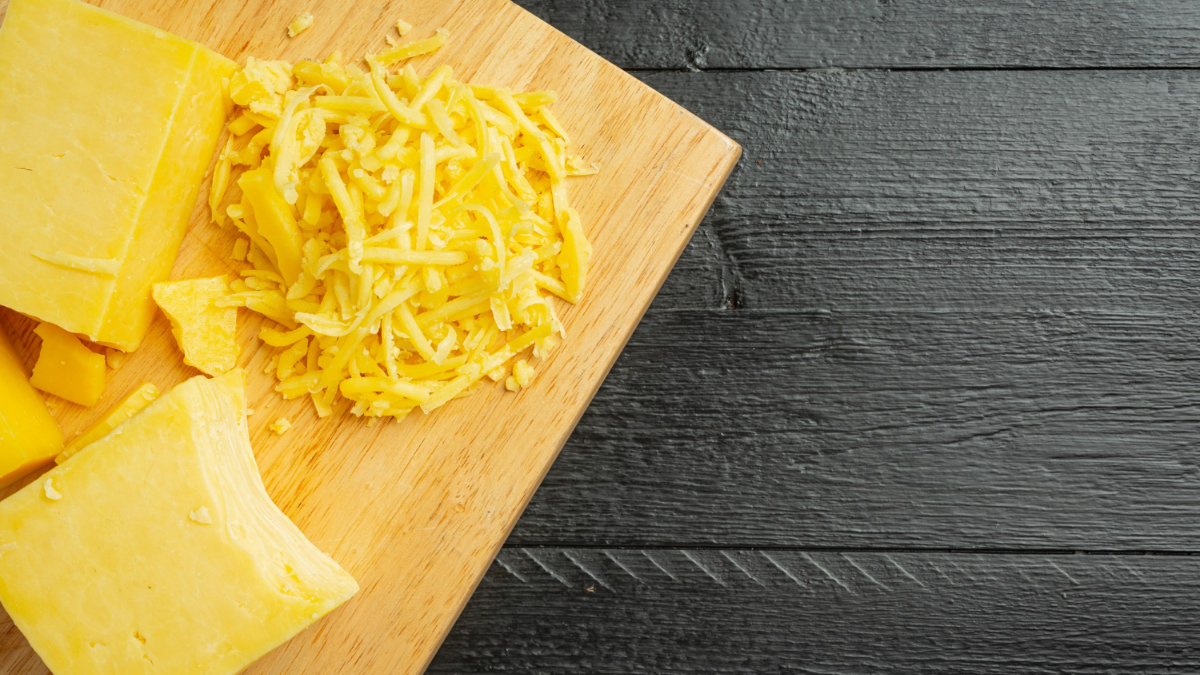 Queso cheddar en lonchas y rallado para hamburguesas