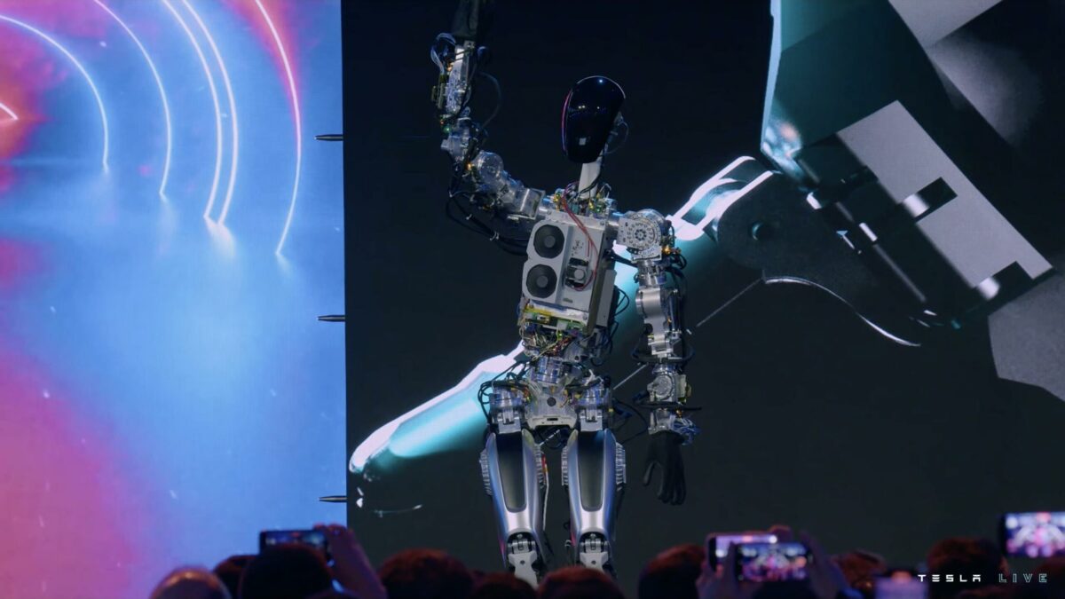 (VÍDEO) Optimus, el nuevo robot humanoide de Tesla que es capaz de regar las plantas