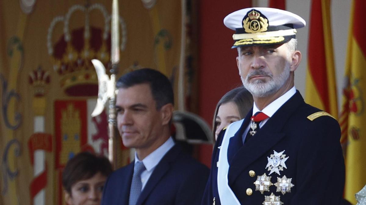 (VÍDEO) Sánchez, recibido entre abucheos, se salta de nuevo el protocolo al hacer esperar a los Reyes dentro del coche