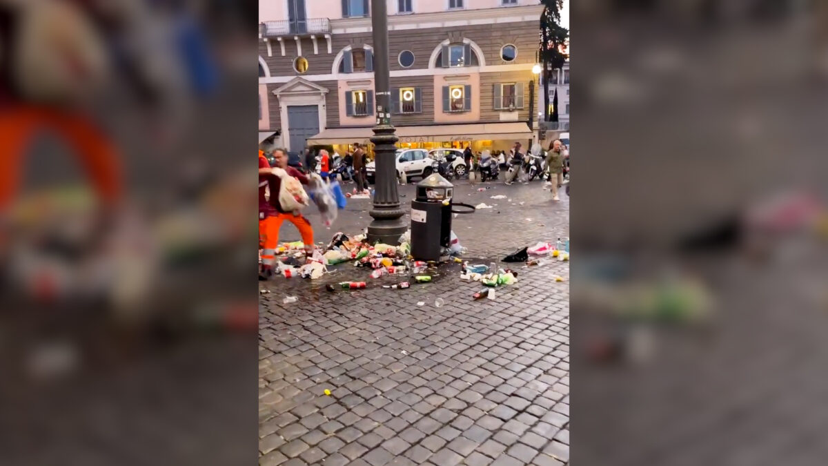 Enfado en Roma por la suciedad que dejaron los aficionados del Betis en la Piazza del Popolo