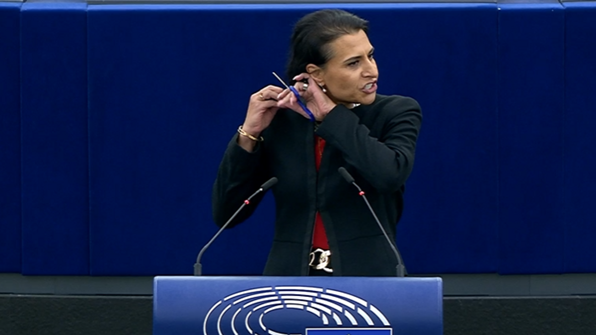 (VÍDEO) Una eurodiputada se corta el pelo en directo para apoyar las protestas de las mujeres iraníes contra el hiyab