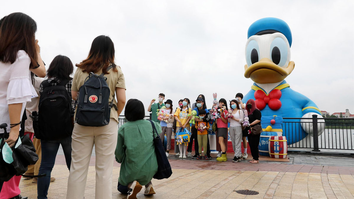 China cierra Disney Shanghái por covid-19 y deja a los visitantes confinados dentro