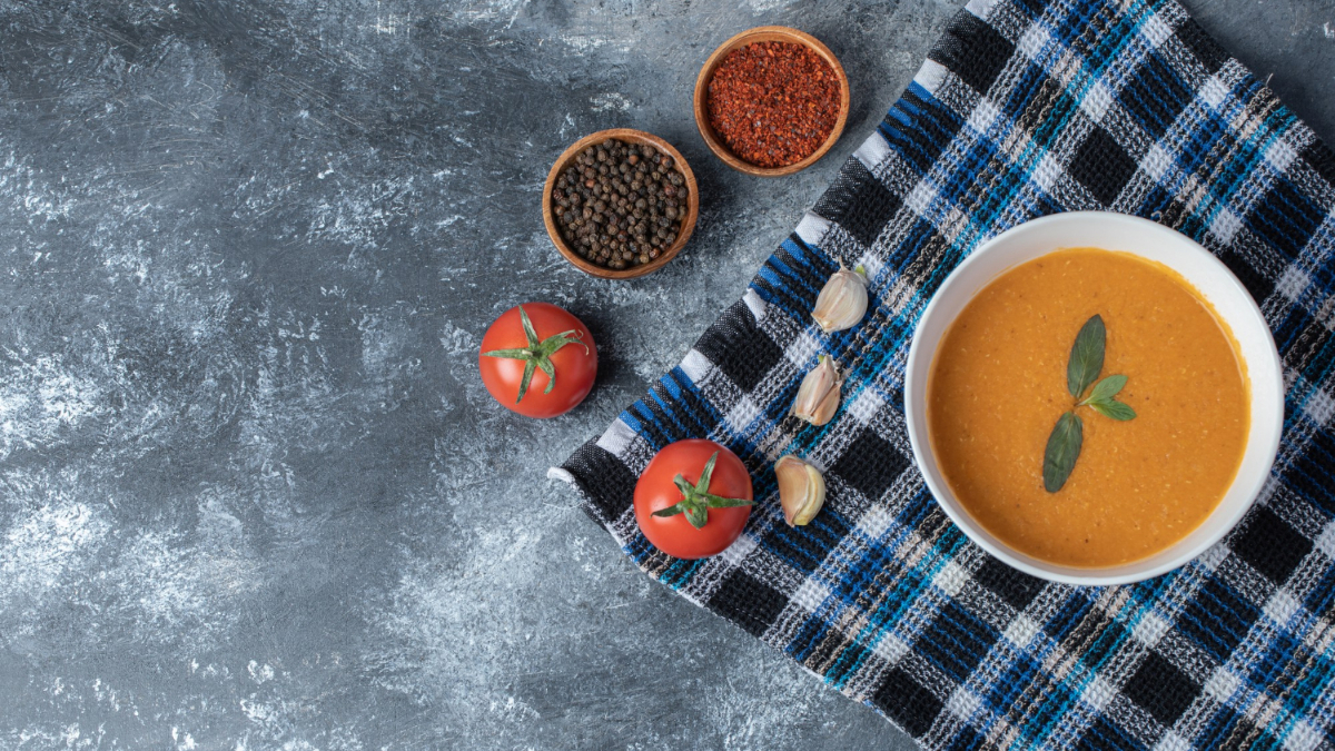 Un cuenco con cremas de verduras, en este caso, de tomate.