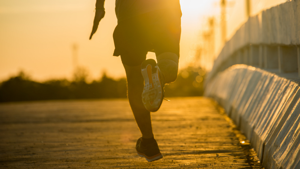 Un hombre hace deporte al amanecer