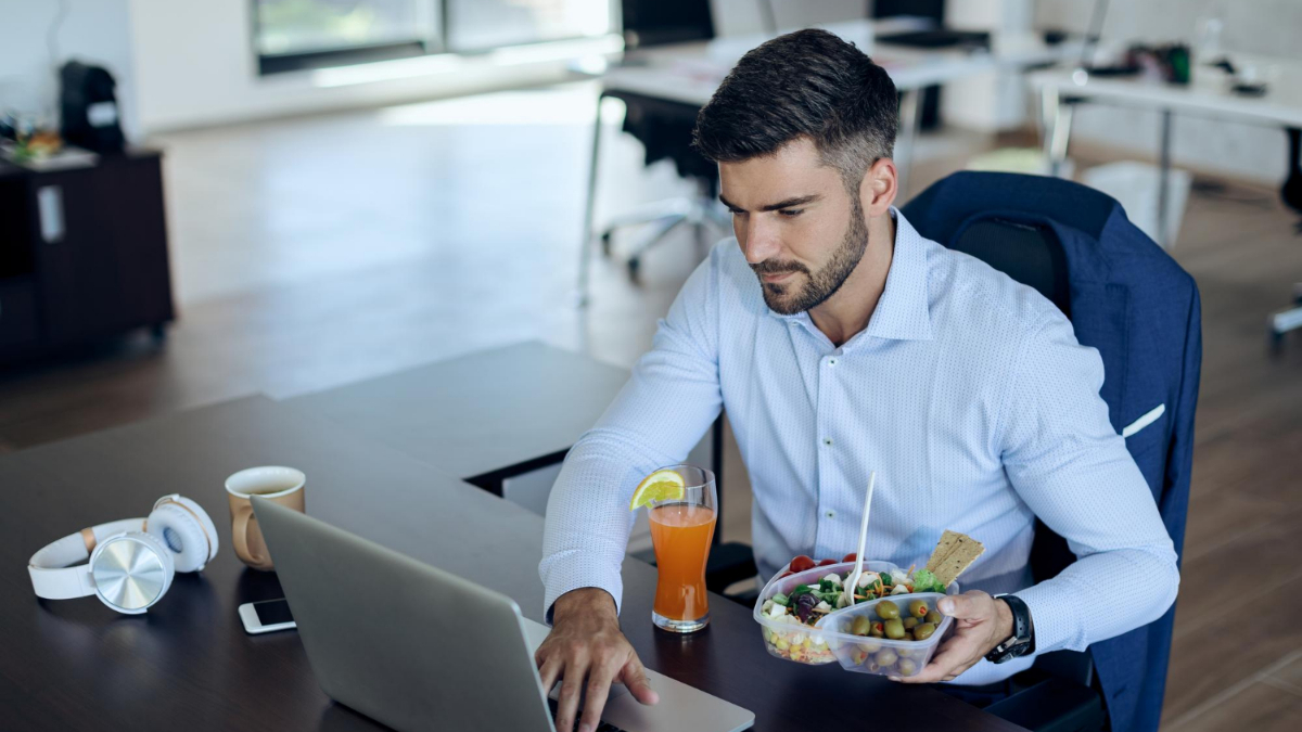 Un hombre se prepara para comer en el trabajo