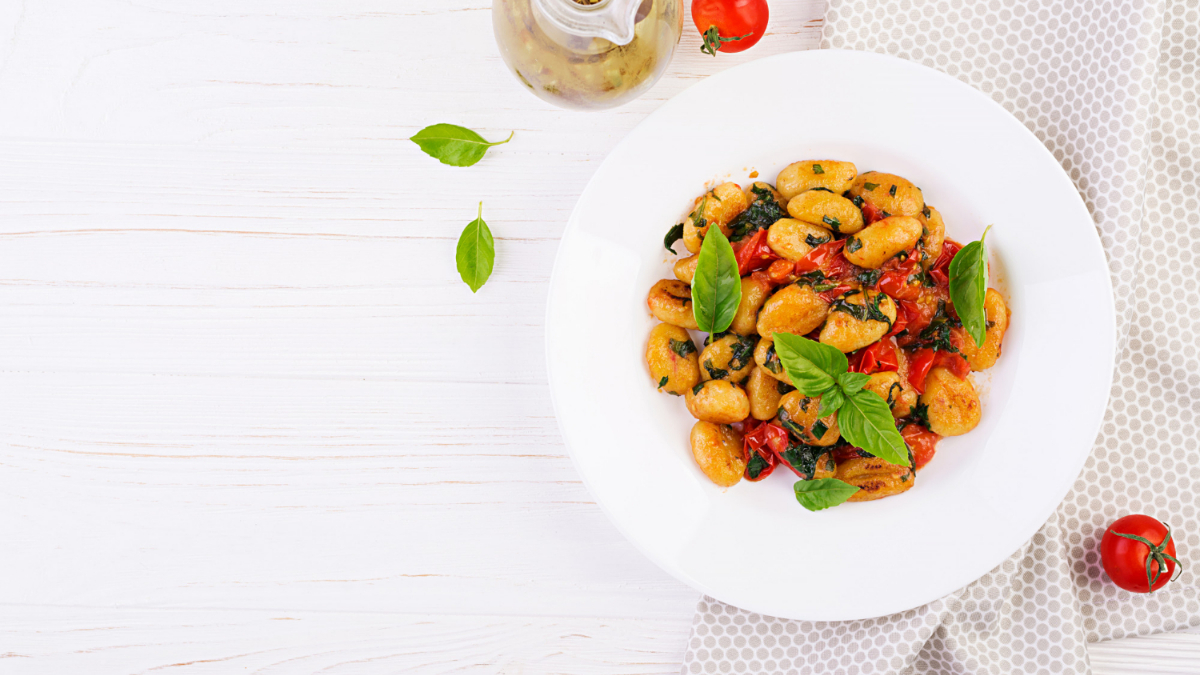 Un plato con gnocchi en salsa de tomate