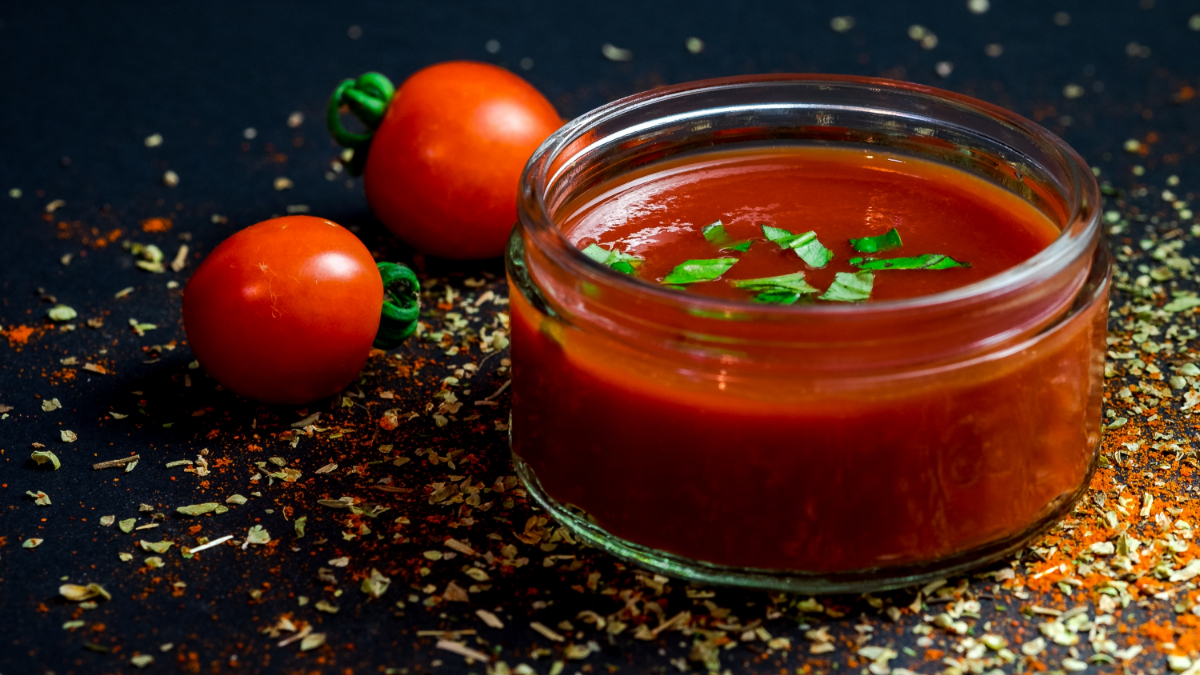 Un tarro con salsa ketchup