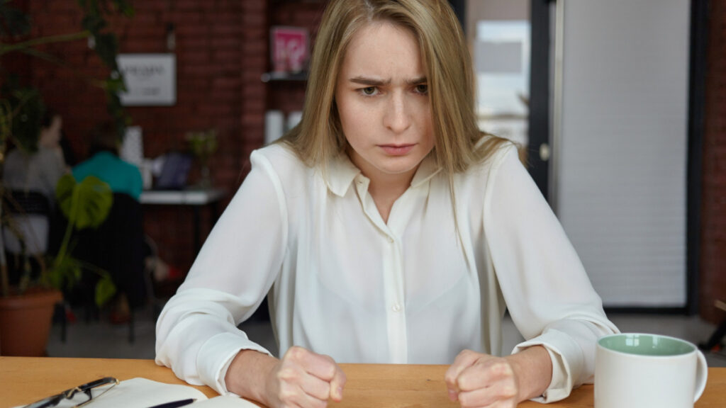 Una mujer manifiesta su desencanto y frustración en el puesto de trabajo