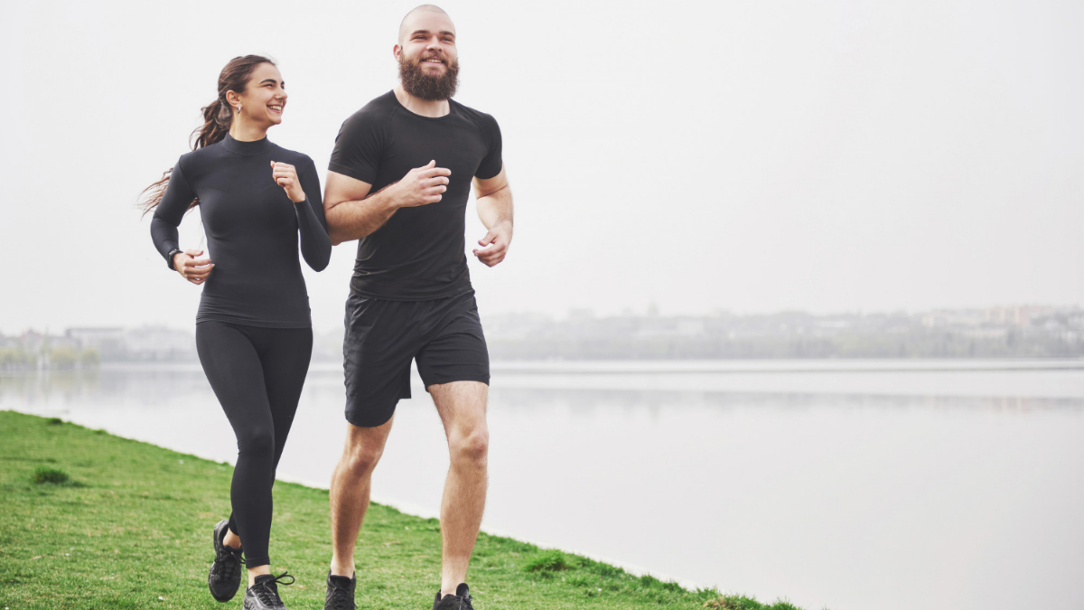 Una pareja hace deporte por la tarde