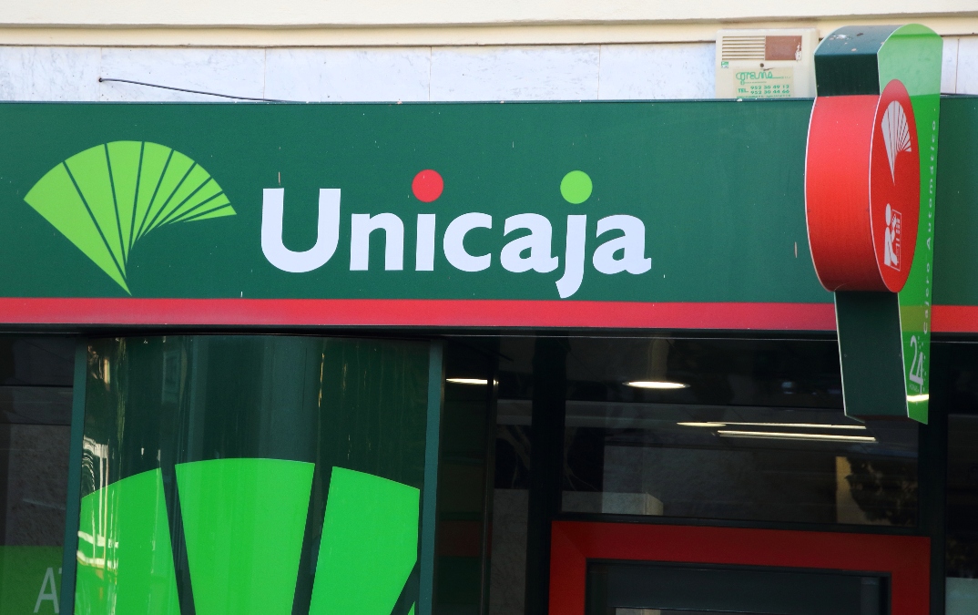 Unicaja duplica hasta 240 euros la comisión a los clientes que no utilizan sus cuentas