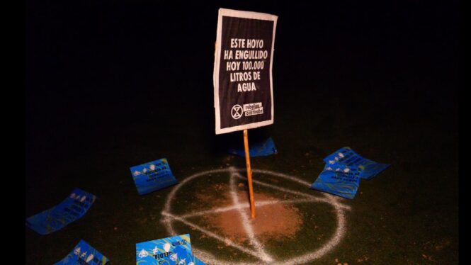 Activistas climáticos tapan varios hoyos del campo de golf del Open de España