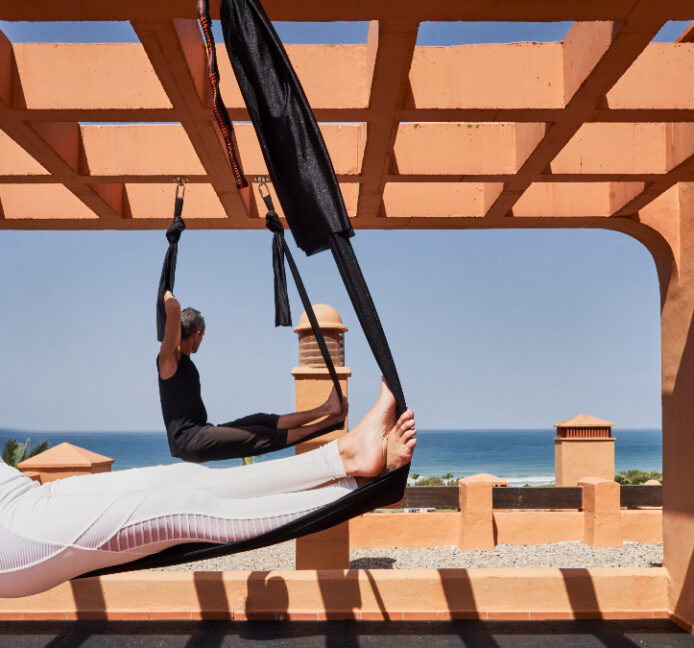 Aeroyoga: los beneficios del yoga aéreo para combatir el estrés y el sedentarismo
