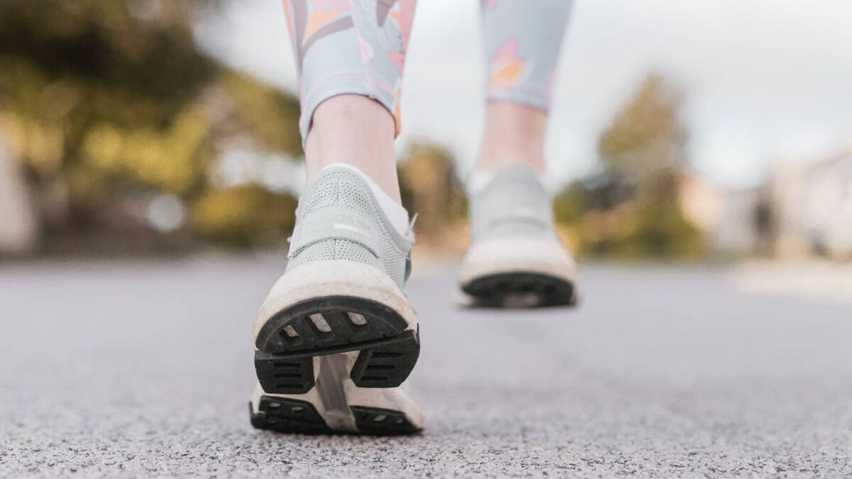 Cómo andar para adelgazar con la caminata a intervalos: los trucos de los expertos
