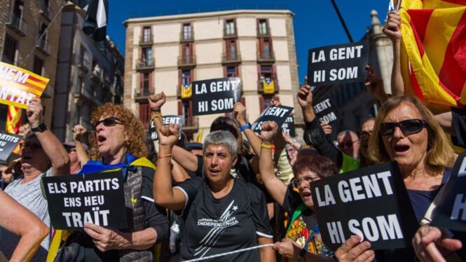 Unas 1.000 personas se reúnen ante la Generalitat para pedir la dimisión de Aragonès