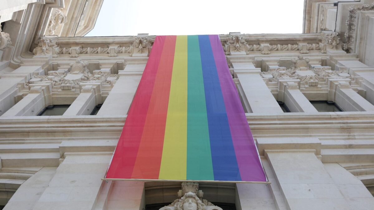 La Fiscalía archiva una denuncia contra Almeida por negarse a poner la bandera LGTBI en el Ayuntamiento