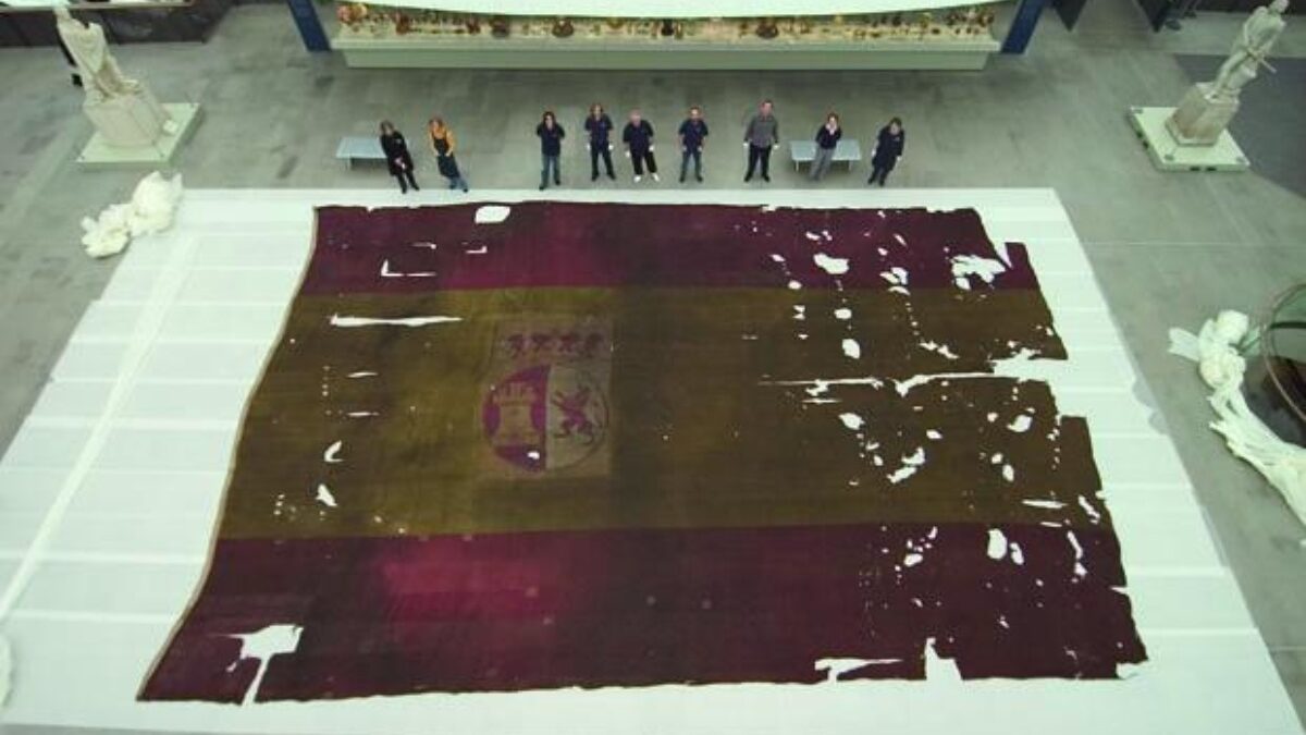 Qué hace una bandera de España de 14 metros en un almacén de un museo de Londres