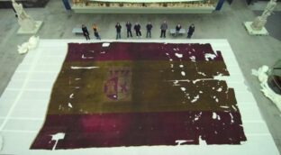 Qué hace una bandera de España de 14 metros en un almacén de un museo de Londres