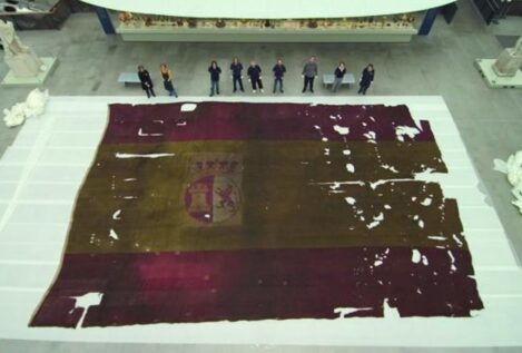 Qué hace una bandera de España de 14 metros en un almacén de un museo de Londres