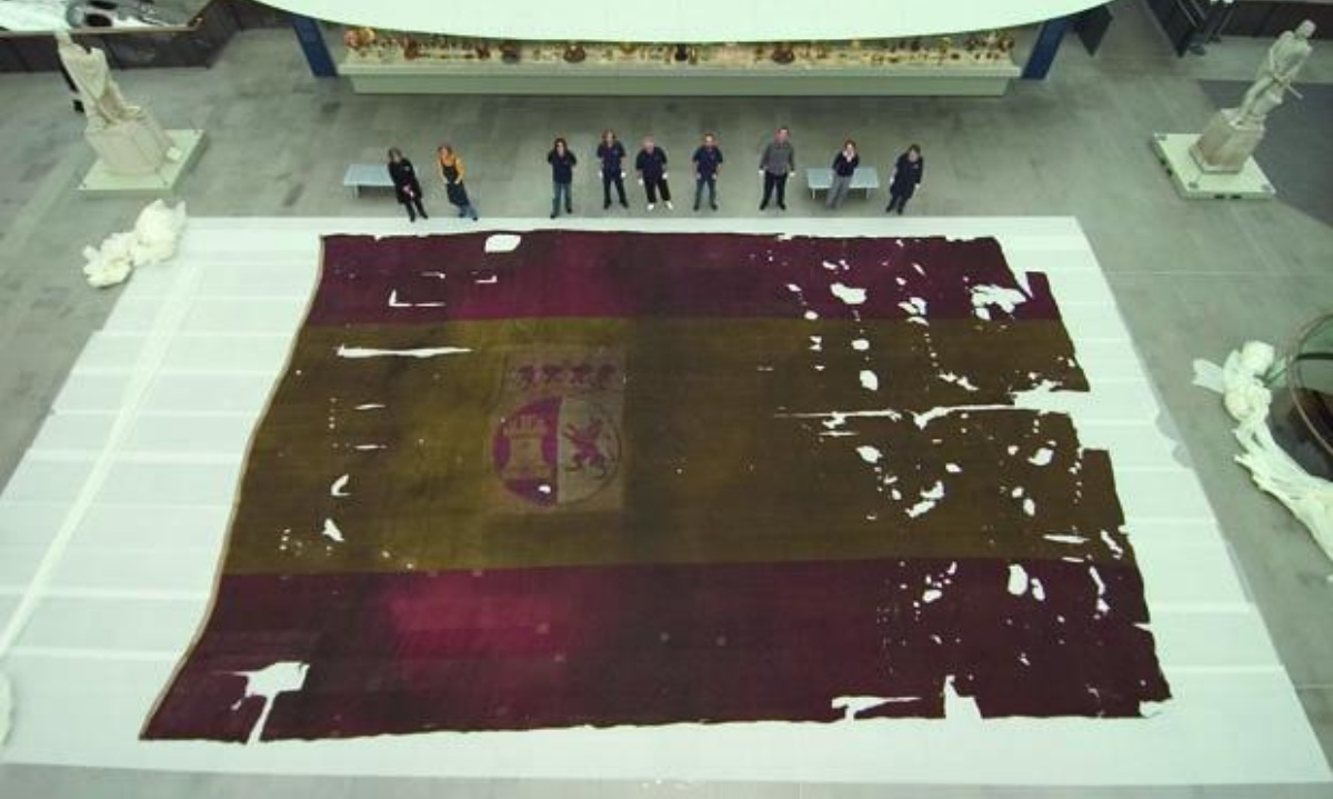 Qué hace una bandera de España de 14 metros en un almacén de un museo de Londres