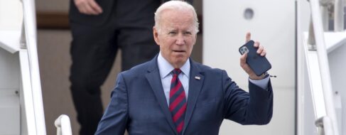 Un grupo de congresistas demócratas pide a Biden negociar con Putin un alto el fuego
