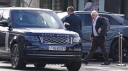 Boris Johnson regresa a Londres en medio de los rumores de su vuelta al Gobierno