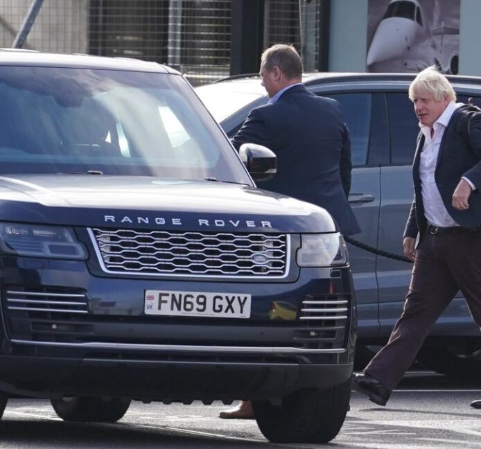 Boris Johnson regresa a Londres en medio de los rumores de su vuelta al Gobierno
