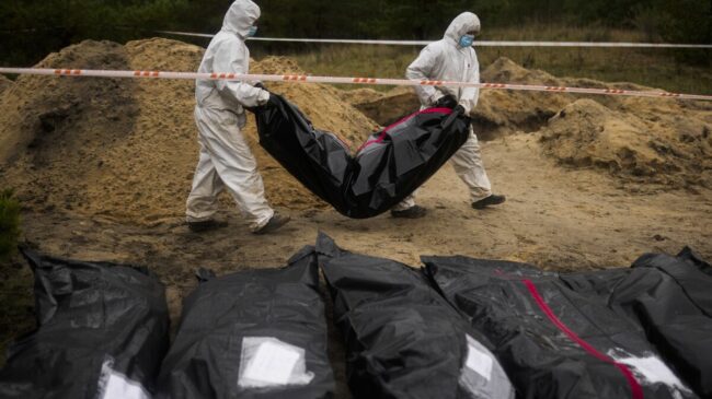 Ucrania dice haber exhumado más de 140 cadáveres de un enterramiento masivo en Lyman