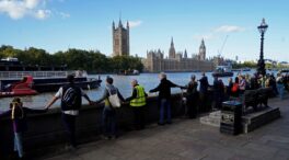 Cientos de personas forman una cadena humana en defensa de Assange en Londres