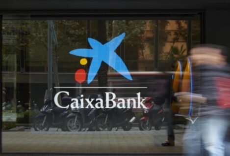 Caixabank, condenada a readmitir a una trabajadora que le ganó otras dos demandas