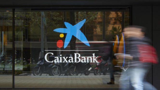 Caixabank, condenada a readmitir a una trabajadora que le ganó otras dos demandas