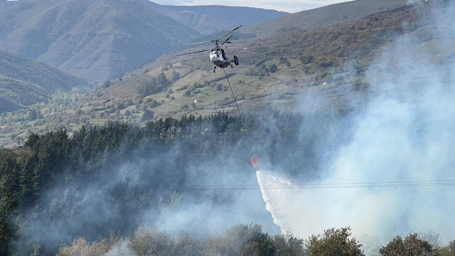 Cantabria confía en la previsión de lluvias para aplacar los 17 incendios que siguen activos